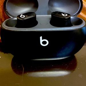 Black earbuds Beats by Dre and I also come with a charger